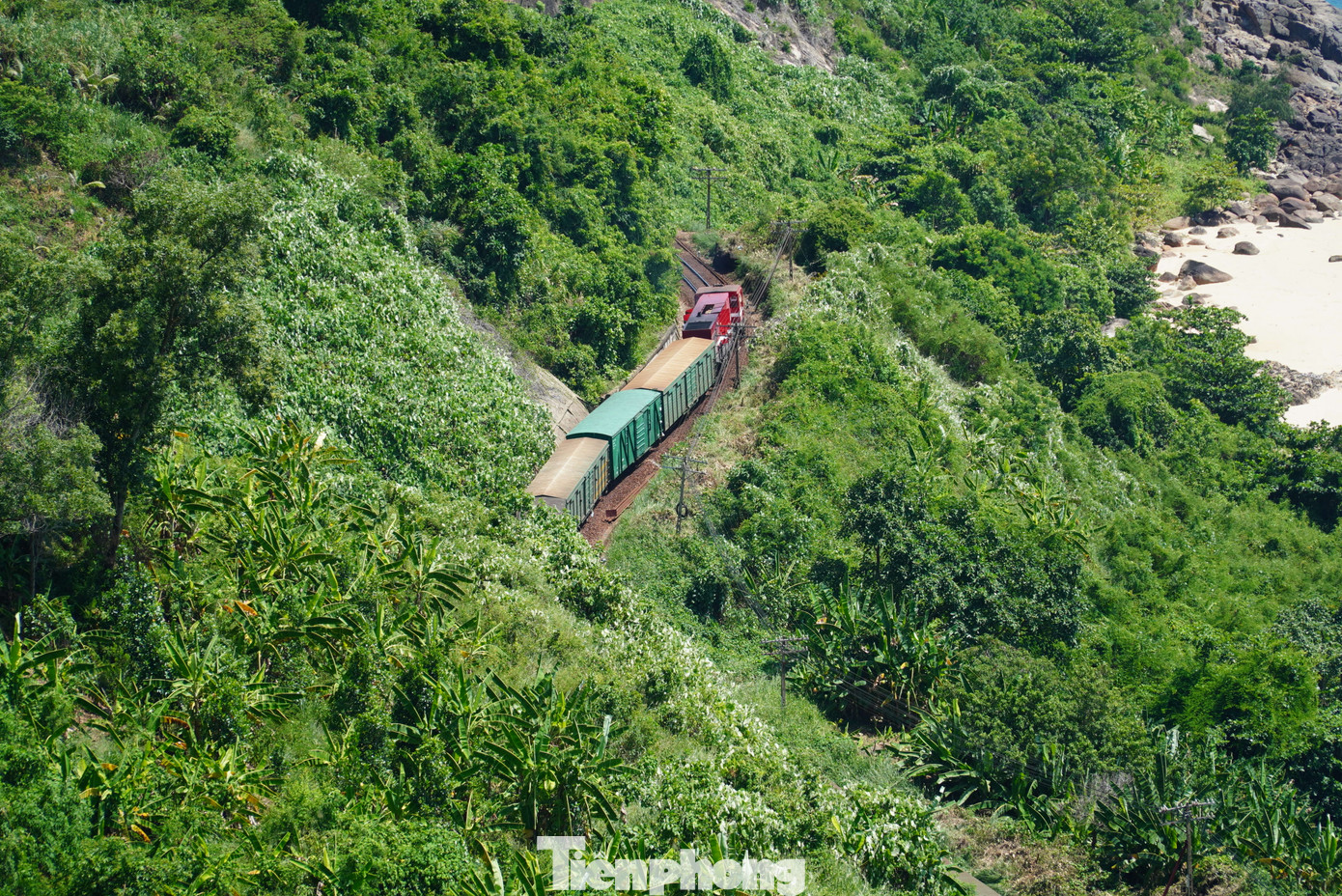 View ngắm tàu qua núi từ đèo Hải Vân. Ảnh: Thanh Hiền.
