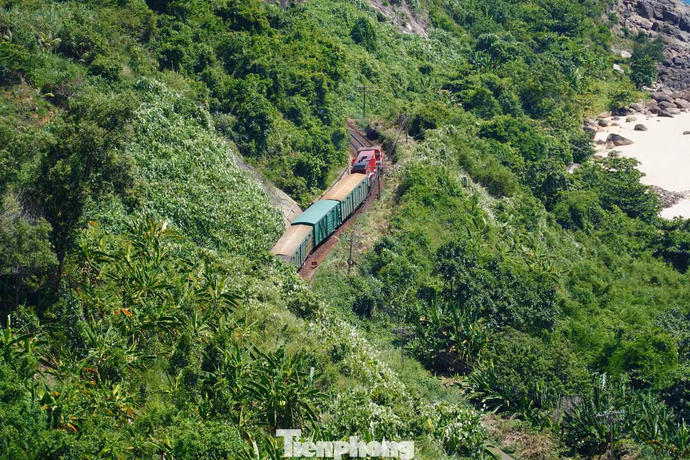View ngắm tàu qua núi từ đèo Hải Vân. Ảnh: Thanh Hiền.