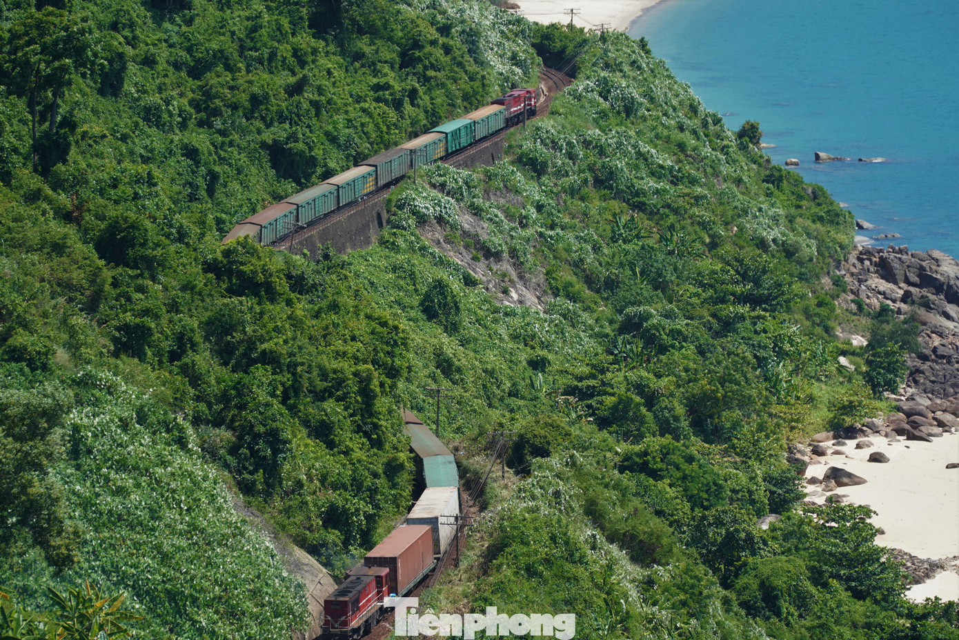 Một số điểm dừng chân có thể ngắm đoàn tàu gần hơn. Ảnh: Thanh Hiền.