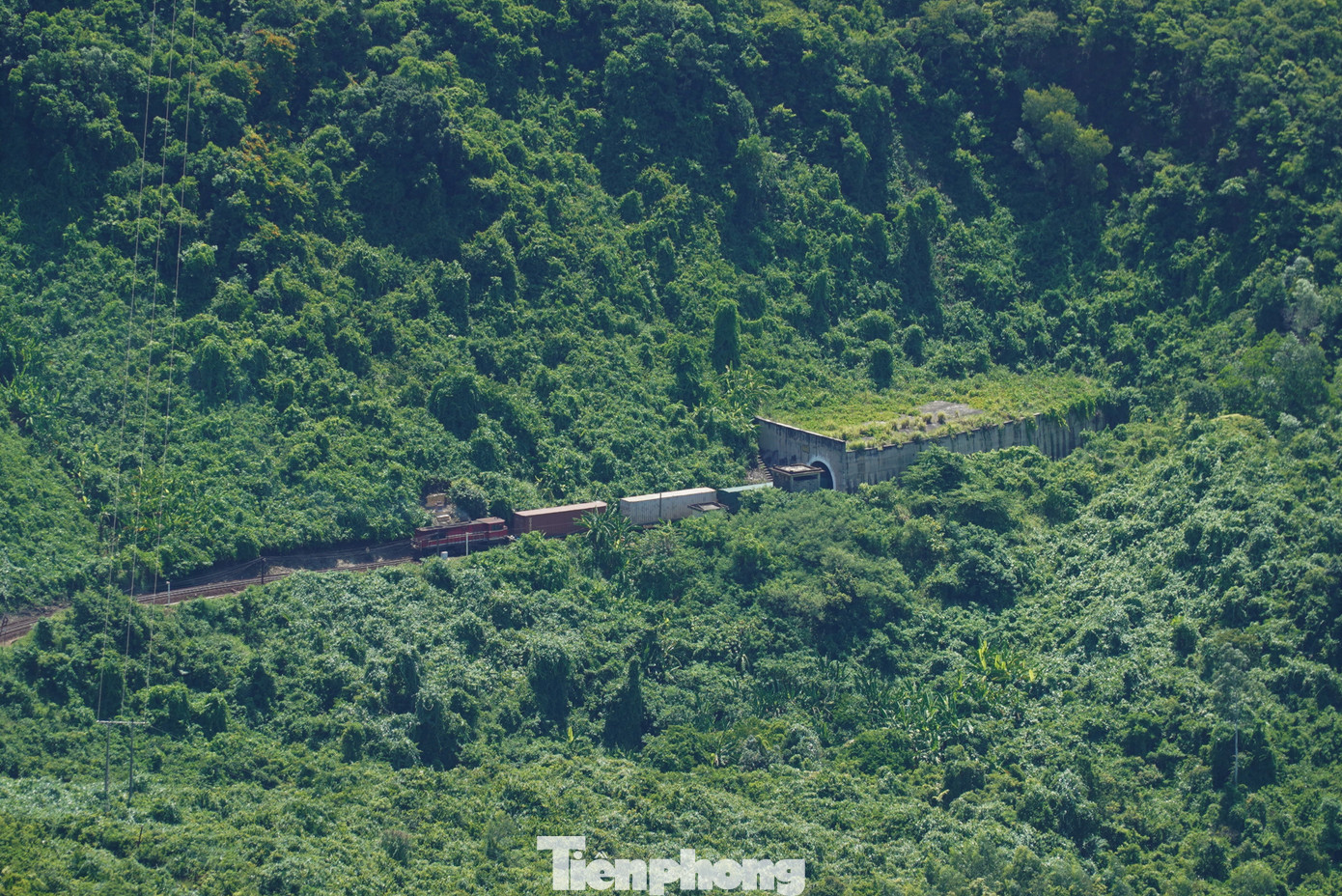 Tuyến đường sắt qua đèo Hải Vân có 6 hầm và 36 cầu đường sắt được xây dựng từ thời Pháp thuộc. Các cầu và hầm đã cũ kỹ, xuống cấp. Ảnh: Thanh Hiền.