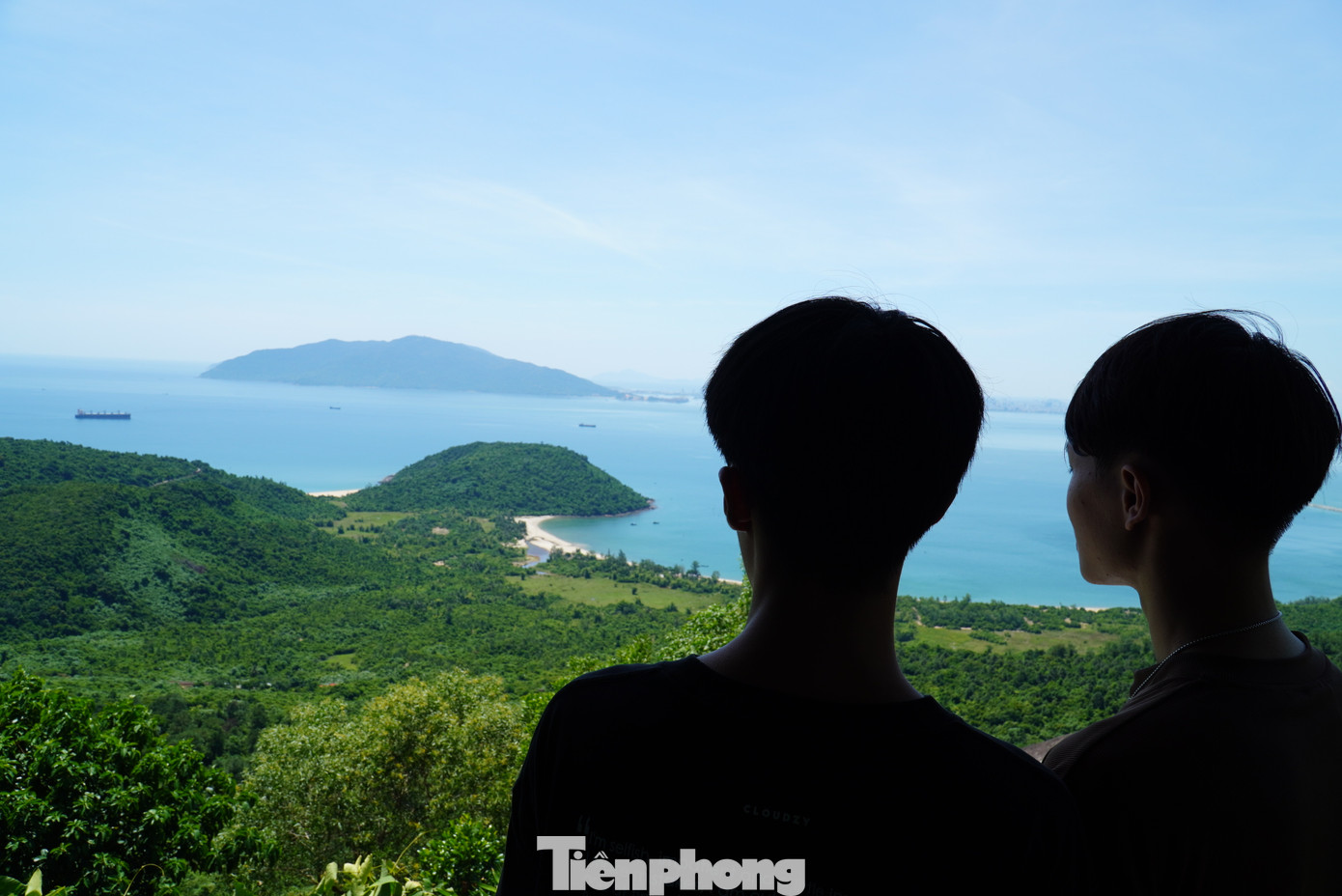 Một số quán cà phê trên đèo có view xem tàu hút bạn trẻ. Nguyễn Ngọc Thảo Anh (29 tuổi, quê Nam Định) chia sẻ rất thích thú khi được ngắm nhìn tàu qua núi. “Nghe bài hát đã lâu nhưng giờ mình mới được tận mắt xem. Không ngờ tàu đi qua cung đường đẹp đẽ, mang nhiều ý nghĩa văn hóa, lịch sử đến vậy. Chắc chắn mình sẽ trải nghiệm tuyến đường sắt này”, Thảo Anh nói. Ảnh: Thanh Hiền.