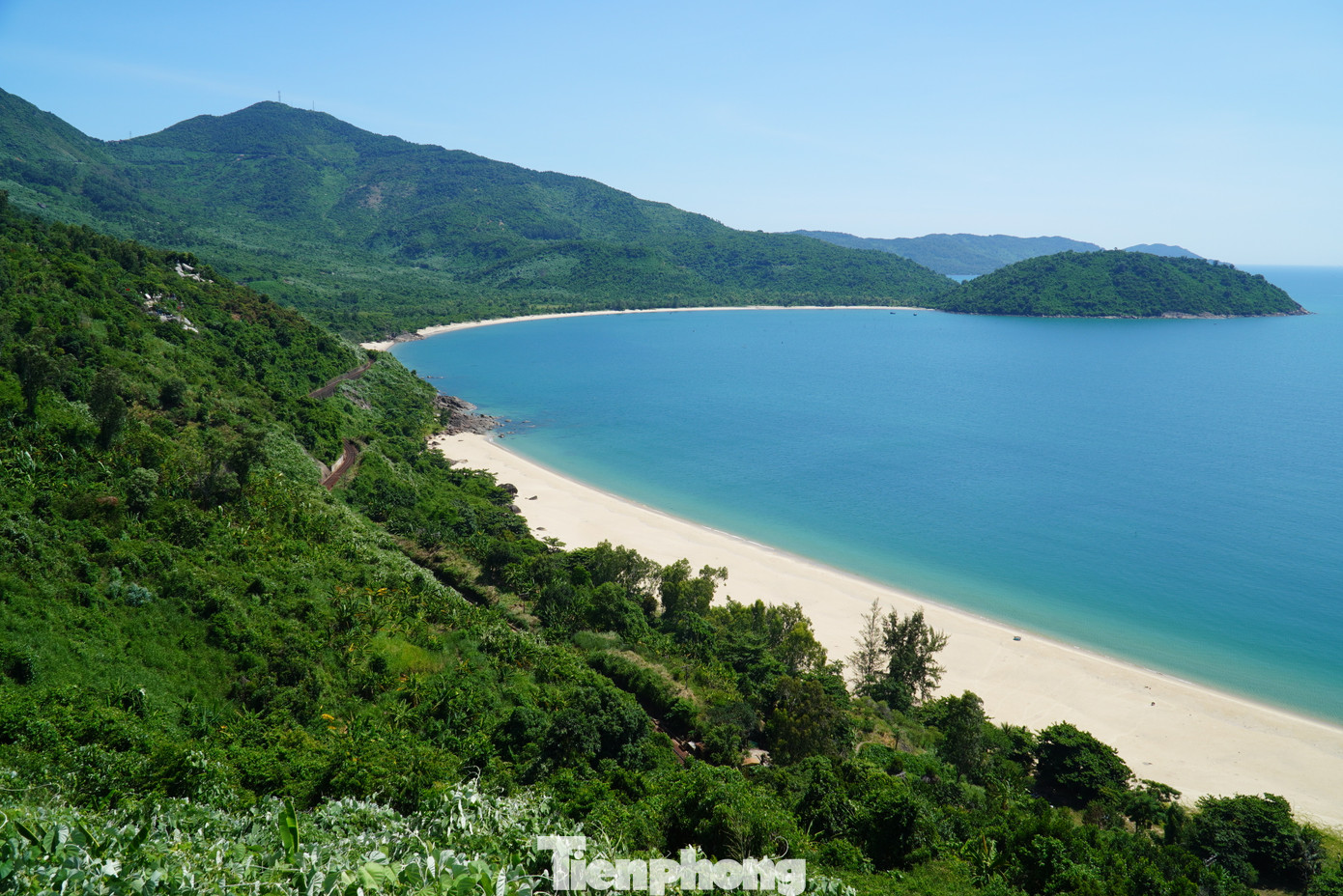 View ngắm tàu qua núi từ đèo Hải Vân. Ảnh: Thanh Hiền.