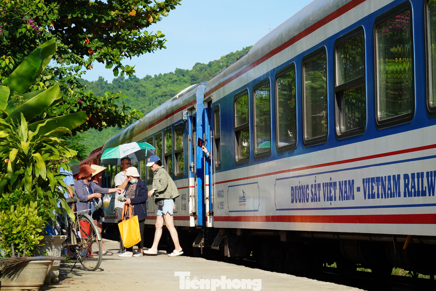 Ngày càng nhiều du khách chọn đi tàu để trải nghiệm. Ảnh: Thanh Hiền.