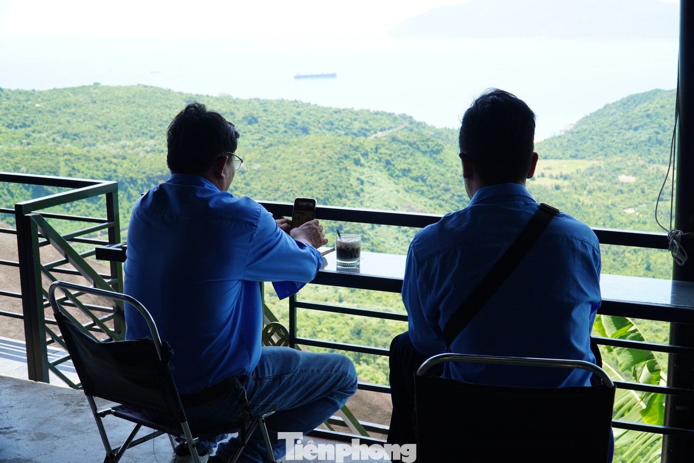 Một số quán cà phê trên đèo có view xem tàu hút bạn trẻ. Nguyễn Ngọc Thảo Anh (29 tuổi, quê Nam Định) chia sẻ rất thích thú khi được ngắm nhìn tàu qua núi. “Nghe bài hát đã lâu nhưng giờ mình mới được tận mắt xem. Không ngờ tàu đi qua cung đường đẹp đẽ, mang nhiều ý nghĩa văn hóa, lịch sử đến vậy. Chắc chắn mình sẽ trải nghiệm tuyến đường sắt này”, Thảo Anh nói. Ảnh: Thanh Hiền.