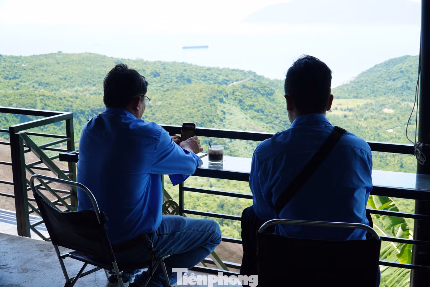 Một số quán cà phê trên đèo có view xem tàu hút bạn trẻ. Nguyễn Ngọc Thảo Anh (29 tuổi, quê Nam Định) chia sẻ rất thích thú khi được ngắm nhìn tàu qua núi. “Nghe bài hát đã lâu nhưng giờ mình mới được tận mắt xem. Không ngờ tàu đi qua cung đường đẹp đẽ, mang nhiều ý nghĩa văn hóa, lịch sử đến vậy. Chắc chắn mình sẽ trải nghiệm tuyến đường sắt này”, Thảo Anh nói. Ảnh: Thanh Hiền.