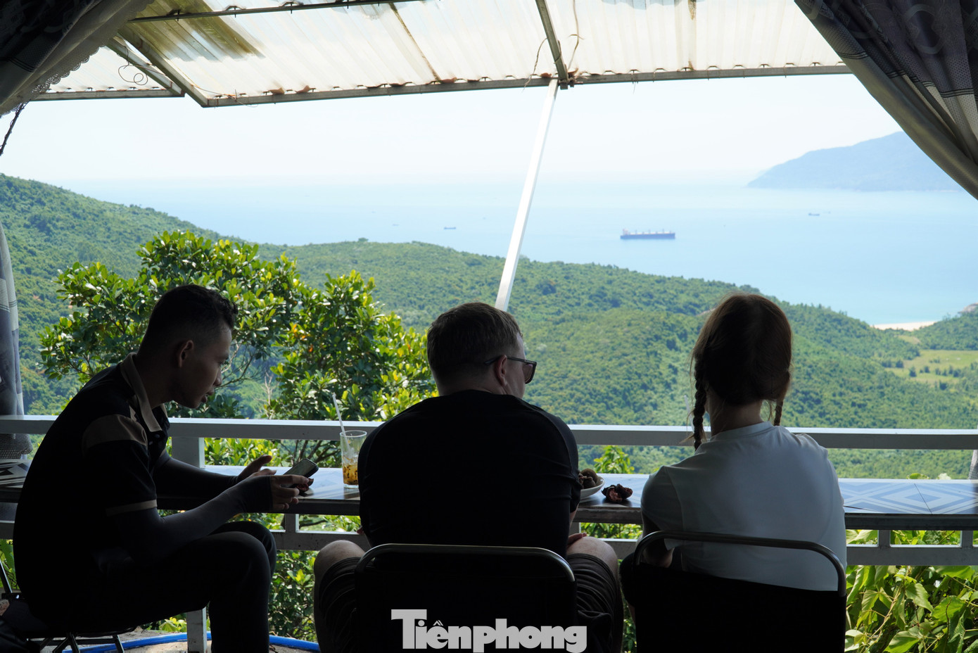 Một số quán cà phê trên đèo có view xem tàu hút bạn trẻ. Nguyễn Ngọc Thảo Anh (29 tuổi, quê Nam Định) chia sẻ rất thích thú khi được ngắm nhìn tàu qua núi. “Nghe bài hát đã lâu nhưng giờ mình mới được tận mắt xem. Không ngờ tàu đi qua cung đường đẹp đẽ, mang nhiều ý nghĩa văn hóa, lịch sử đến vậy. Chắc chắn mình sẽ trải nghiệm tuyến đường sắt này”, Thảo Anh nói. Ảnh: Thanh Hiền.