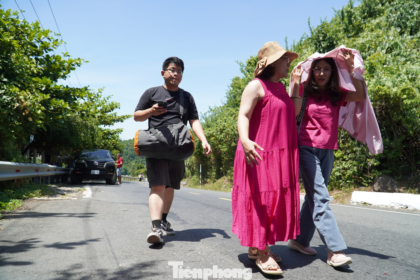 Một số quán cà phê trên đèo có view xem tàu hút bạn trẻ. Nguyễn Ngọc Thảo Anh (29 tuổi, quê Nam Định) chia sẻ rất thích thú khi được ngắm nhìn tàu qua núi. “Nghe bài hát đã lâu nhưng giờ mình mới được tận mắt xem. Không ngờ tàu đi qua cung đường đẹp đẽ, mang nhiều ý nghĩa văn hóa, lịch sử đến vậy. Chắc chắn mình sẽ trải nghiệm tuyến đường sắt này”, Thảo Anh nói. Ảnh: Thanh Hiền.