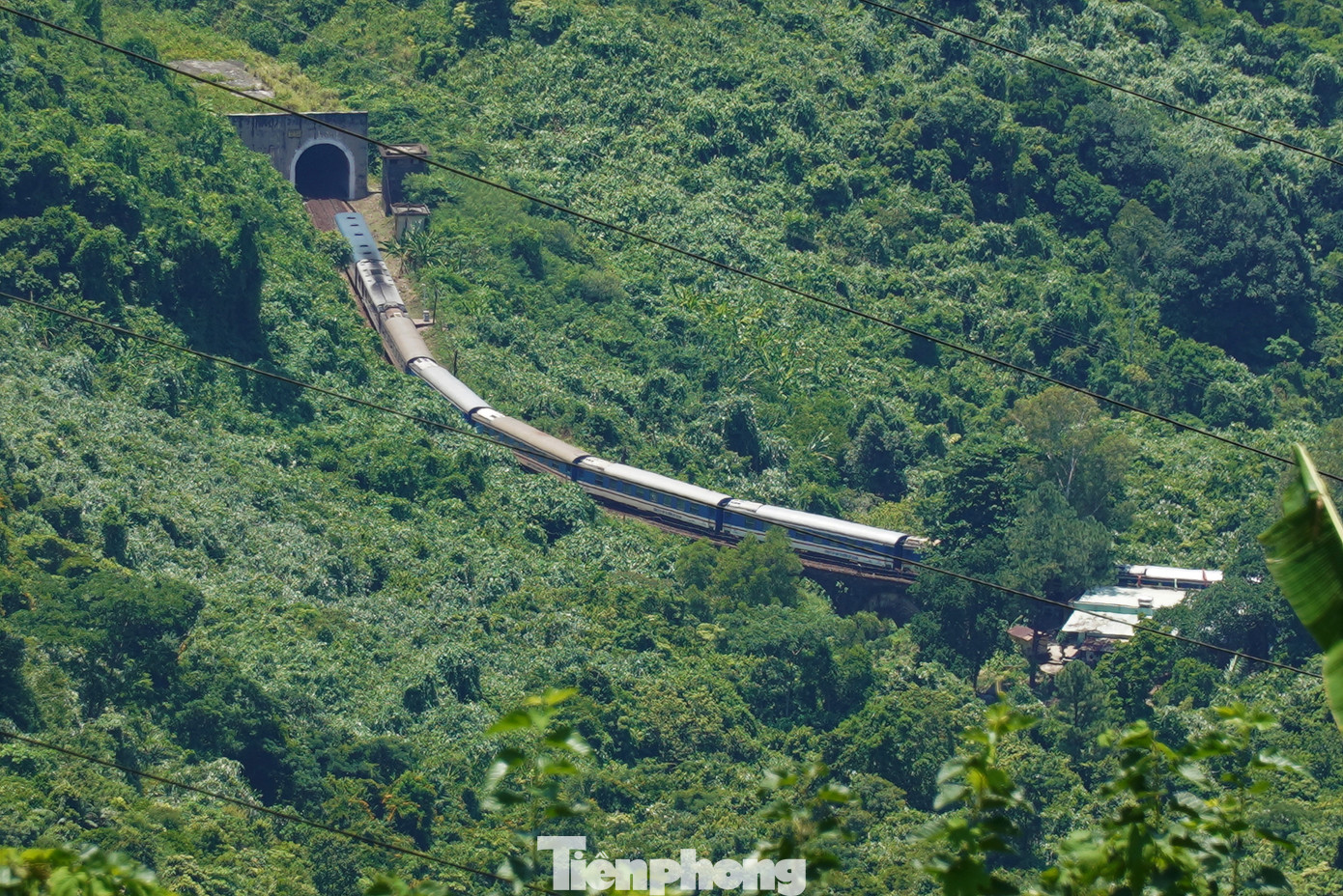 Tuyến đường sắt đi qua khu vực đèo Hải Vân nối Thừa Thiên Huế và Đà Nẵng có chiều dài gần 20km. Tàu đi qua tuyến này khá chậm, nhiều đoạn phải dừng chờ. Ảnh: Thanh Hiền.