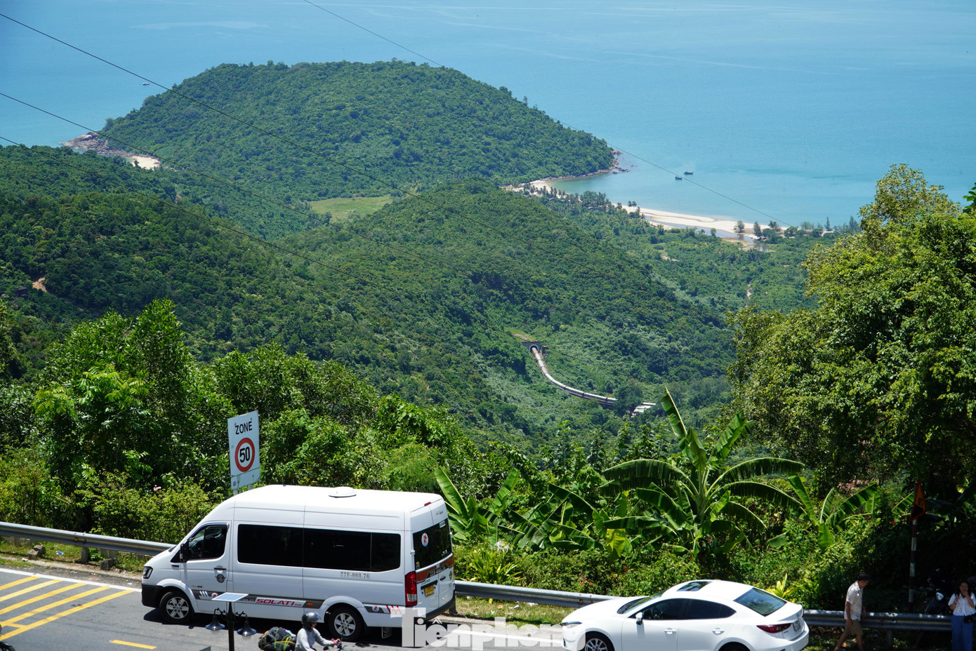 Du khách dừng xe xem tàu vào hầm. Ảnh: Thanh Hiền.