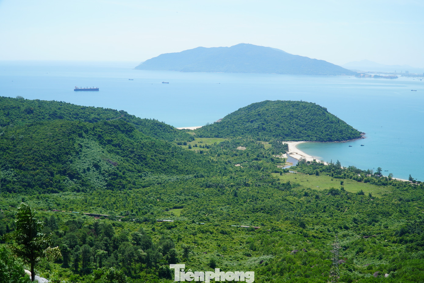 Dọc đường đèo Hải Vân có nhiều vị trí có thể ngắm đoàn tàu từ trên cao, dù nhìn từ xa đoàn tàu nhỏ xíu, trông như một sợi chỉ giữa thảm lụa xanh nhưng du khách vẫn rất thích thú. Ảnh: Thanh Hiền.