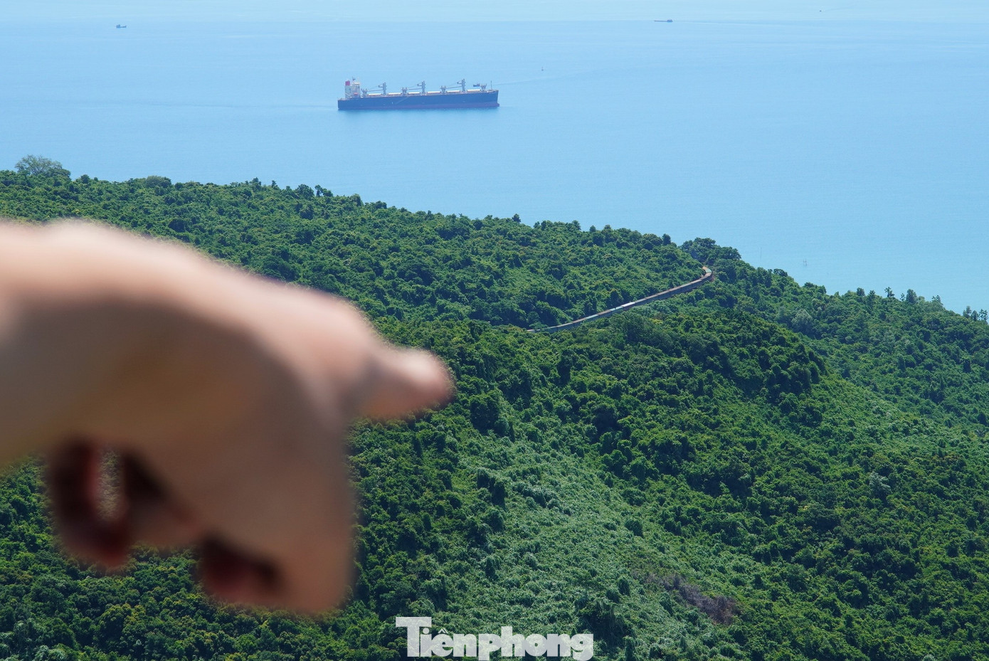 Tàu đi giữa cảnh sắc thiên nhiên tuyệt đẹp, một bên núi non, một bên biển cả. Ảnh:Thanh Hiền.