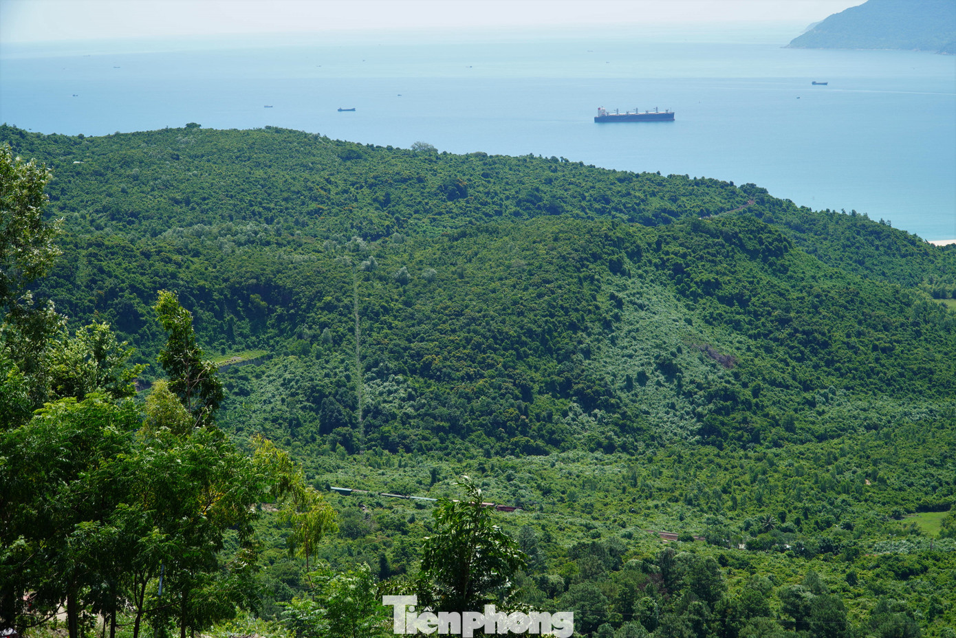 View ngắm tàu qua núi từ đèo Hải Vân. Ảnh: Thanh Hiền.