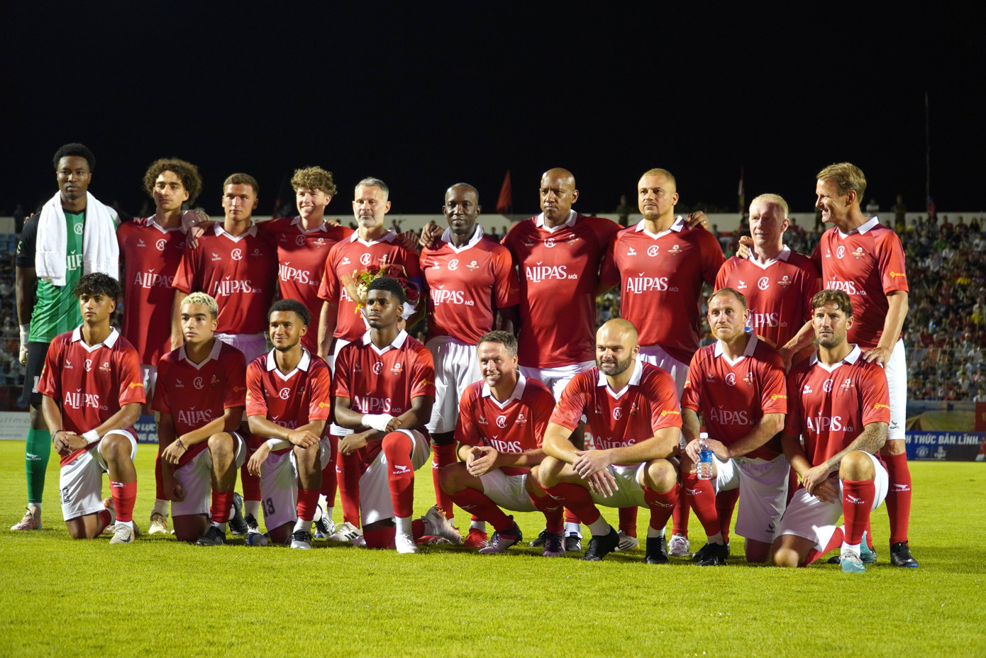 Đội hình MU trên sân vận động Hòa Xuân.