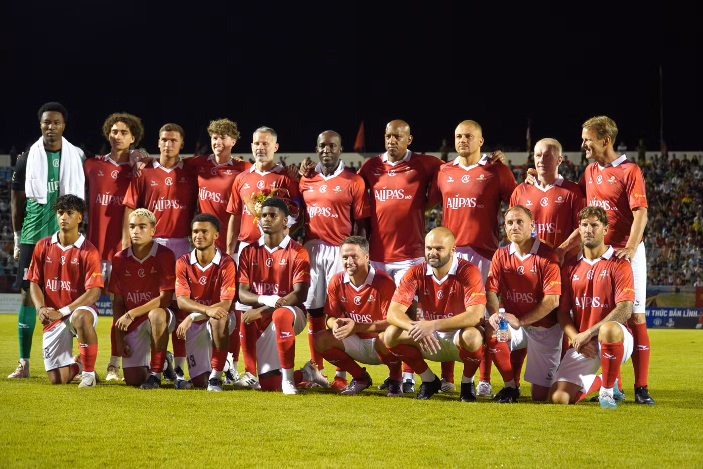 Đội hình MU trên sân vận động Hòa Xuân.