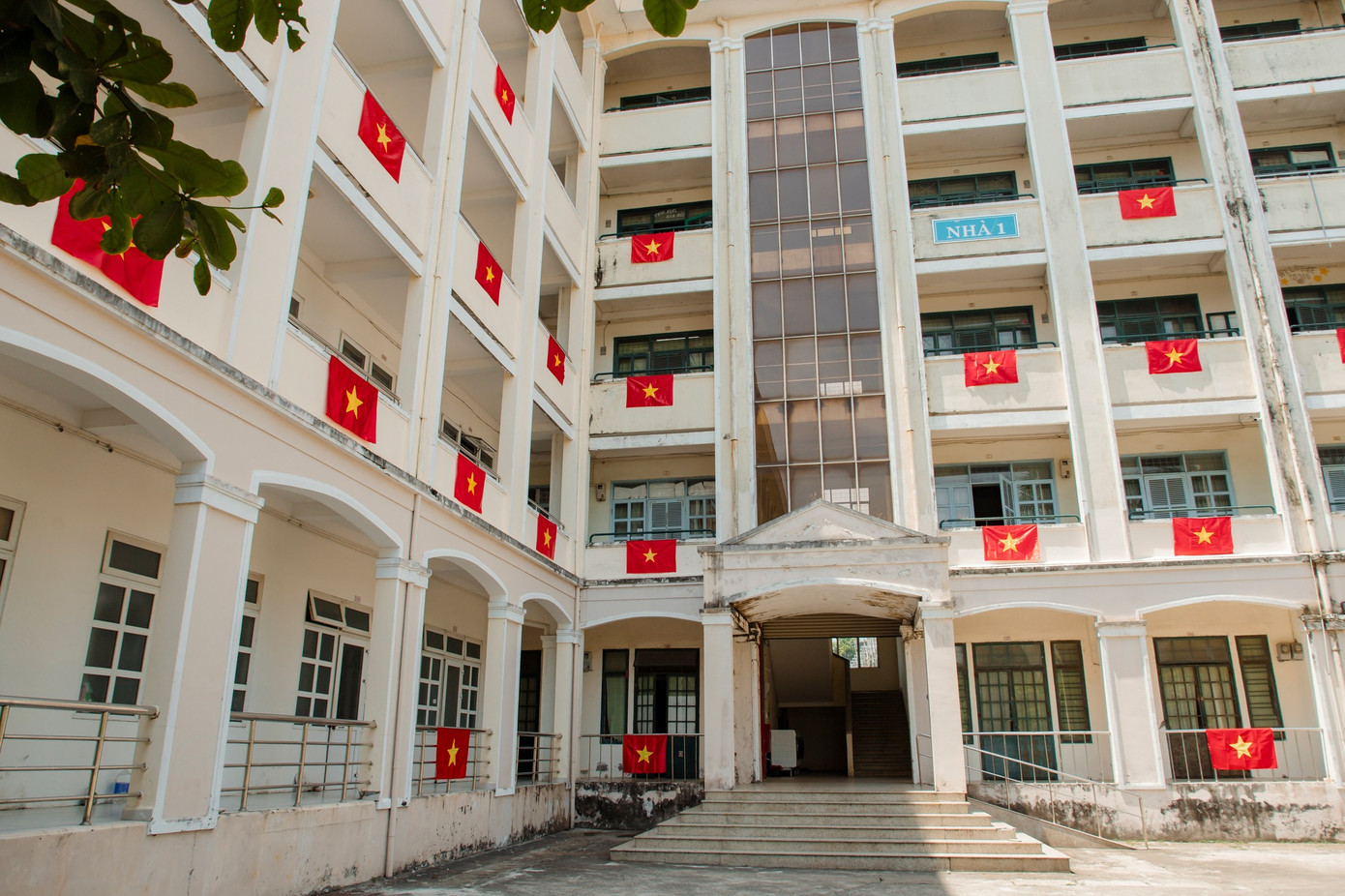 30/4/1975 là sự kiện chấm dứt chiến tranh Việt Nam khi Quân đội Nhân dân Việt Nam và Quân Giải phóng miền Nam tiến vào thành phố Sài Gòn, Tổng thống Việt Nam Cộng hòa Dương Văn Minh cùng nội các tuyên bố đầu hàng vô điều kiện Chính phủ Cách mạng lâm thời Cộng hòa miền Nam Việt Nam.