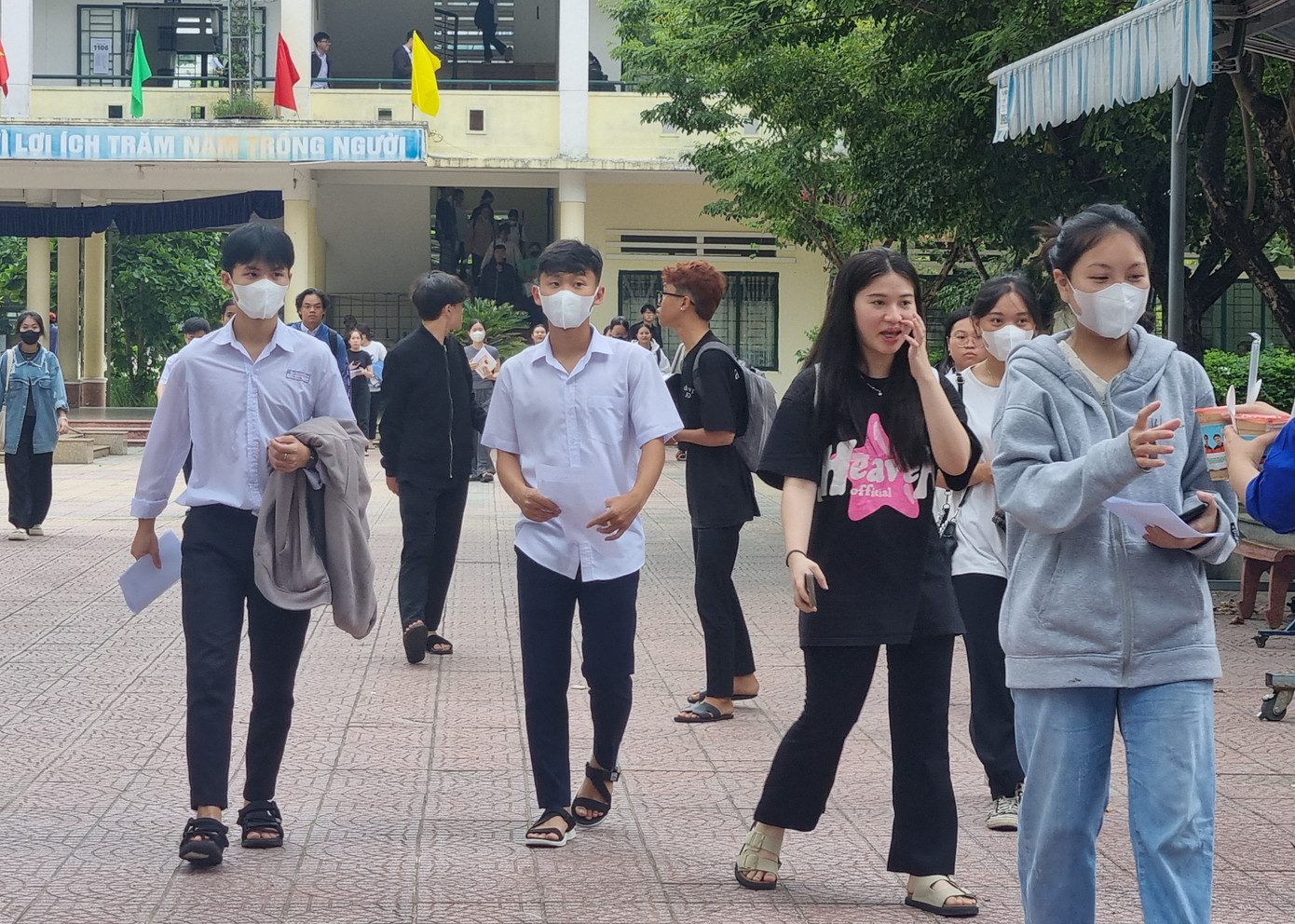 Thí sinh đến điểm thi làm thủ tục đăng ký dự thi chiều 26/6. Ảnh: Thanh Hiền.