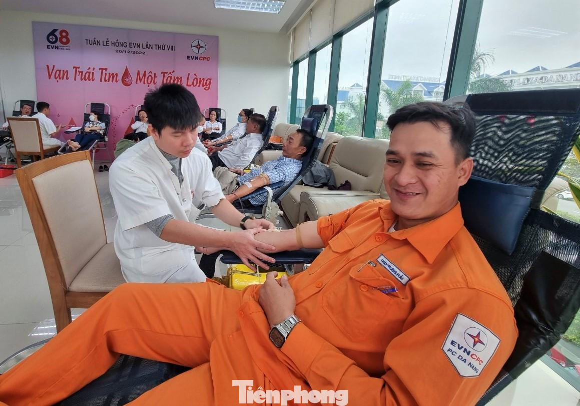Công nhân điện lực xác định hiến máu là góp thêm cơ hội sống cho những bệnh nhân, nhất là những trường hợp cấp cứu, nguy kịch.