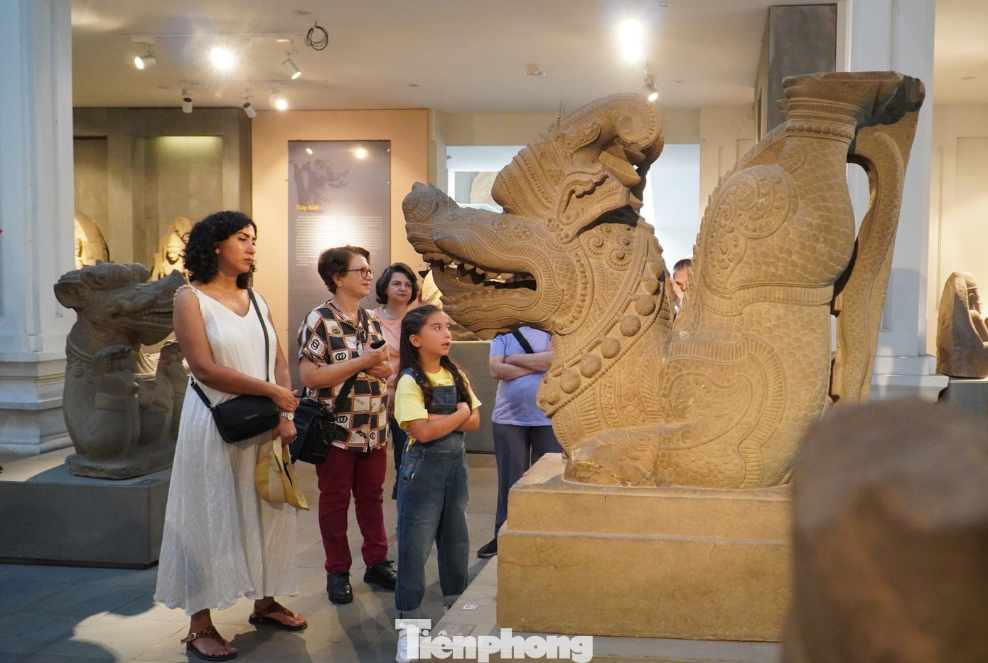 Tượng Rồng Tháp Mẫm cao 158 cm, dài 158 cm, rộng 61 cm, chất liệu sa thạch. Ảnh: Thanh Hiền.