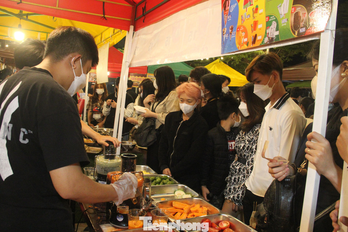 Một quầy nước ép "bị" khách vây phía trước mua hàng. Mỗi đêm, các quầy bán cả trăm suất. Bạn Lê Nữ Khánh Thy (23 tuổi, đến từ Hải Phòng) cho hay các món trong chợ đêm rất phong phú, giá lại "dễ thở", chỉ từ 10 - 30.000đ, nên món gì cũng muốn thử.