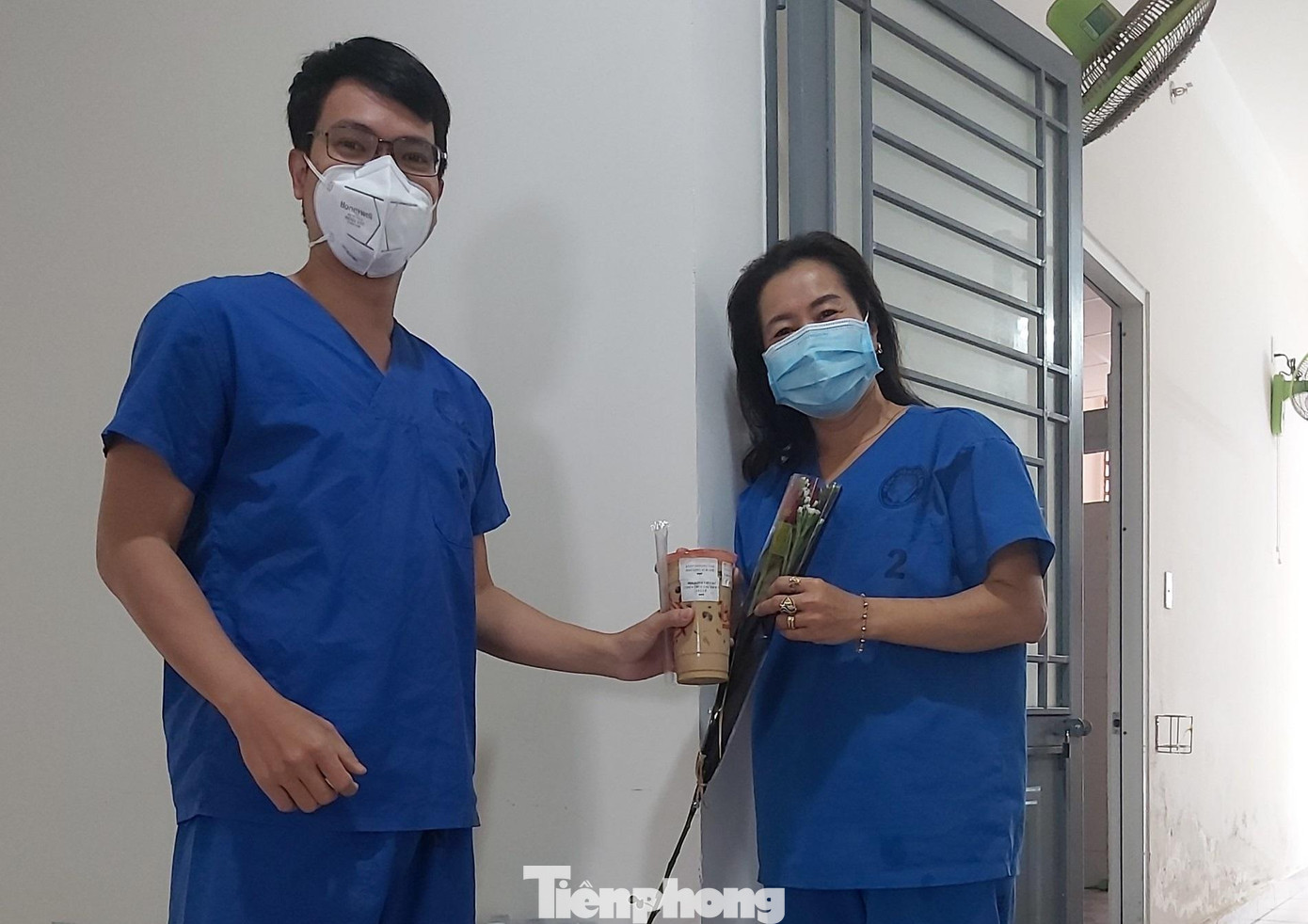 Không chỉ ngày lễ 8/3, dịp Tết Nguyên đán, bệnh viện cũng tổ chức nấu bánh chưng, lì xì cho những người đang làm việc tại đây. Bác sĩ Lê Đức Nhân, Giám đốc Bệnh viện Đà Nẵng cho hay đó là nguồn động viên tinh thần những chiến binh ở tuyến đầu.