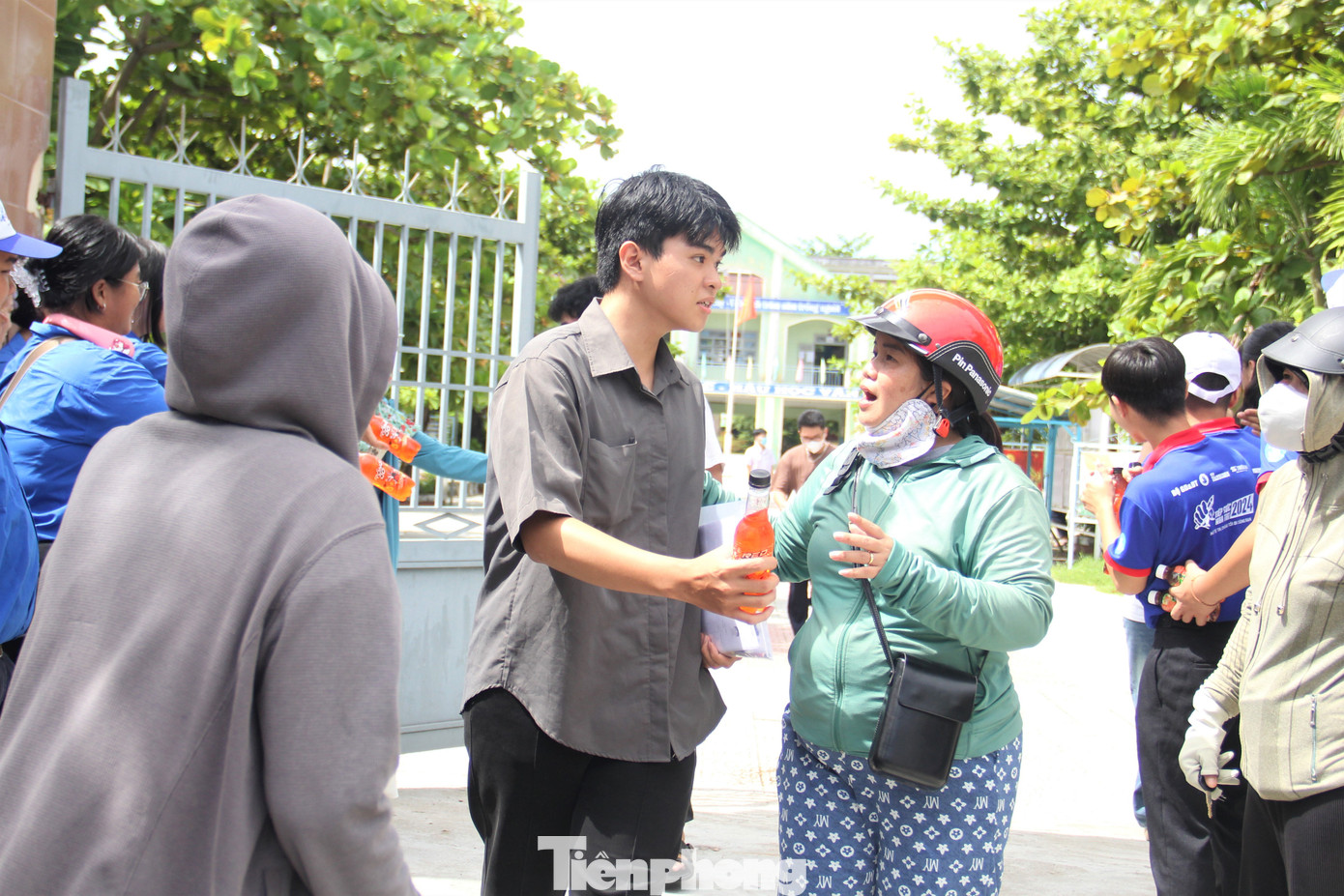 Phía ngoài cổng, phụ huynh cũng thở phào khi đọc đề thi. Nhiều ông bố bà mẹ chia sẻ đọc đề xong, họ tự tin con sẽ chắc chắn trên điểm trung bình.