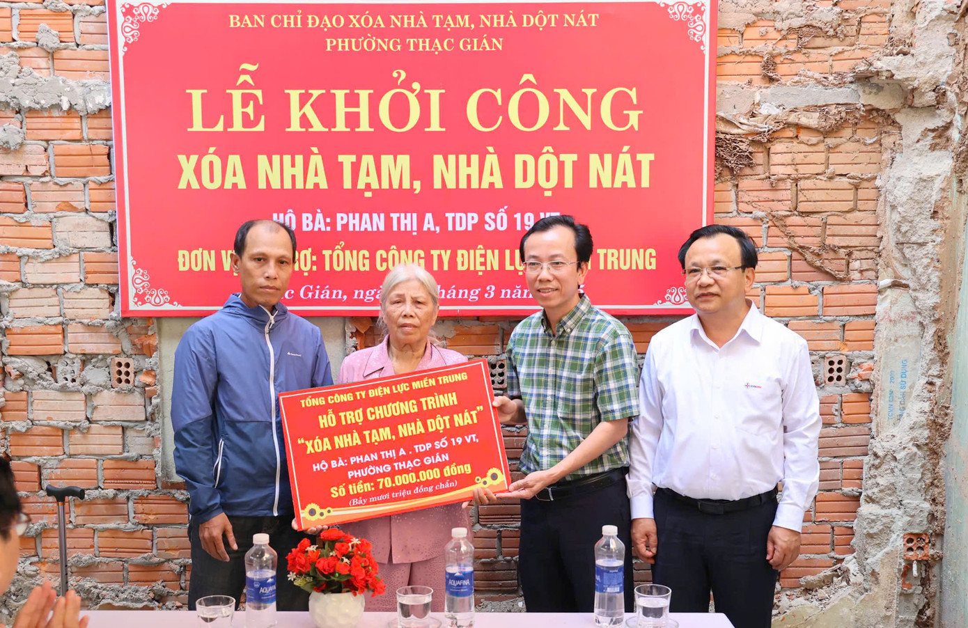 EVNCPC hỗ trợ người dân xây những căn nhà kiên cố để an tâm trong mùa mưa bão. EVNCPC hỗ trợ người dân xây những căn nhà kiên cố để an tâm trong mùa mưa bão.