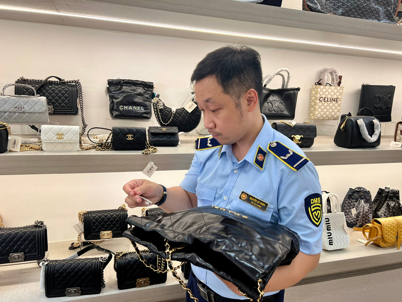 Đoàn kiểm tra phát hiện rất nhiều sản phẩm giả mạo thương hiệu nổi tiếng tại các cửa hàng nằm ở trung tâm TP Đà Nẵng. Đoàn kiểm tra phát hiện rất nhiều sản phẩm giả mạo thương hiệu nổi tiếng tại các cửa hàng nằm ở trung tâm TP Đà Nẵng.