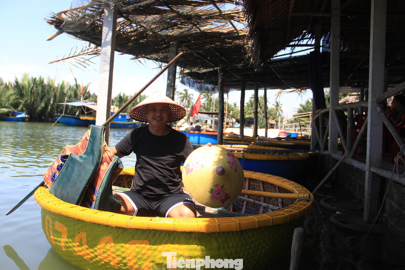 Hàng ngày, anh Quàng phải kiểm tra lại thúng, áo phao, nón trước khi phục vụ du khách. Hàng ngày, anh Quàng phải kiểm tra lại thúng, áo phao, nón trước khi phục vụ du khách.