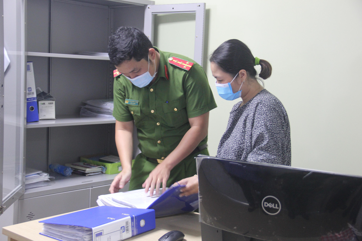 Trước đó,Giám đốc CDC bị khởi tố, bắt tạm giam vì những sai phạm liên quan đến việc mua sắm thiết bị, vật tư y tế phục vụ phòng chống dịch COVID-19. Trong ảnh: Công an khám xét CDC đêm 20/6. Trước đó,Giám đốc CDC bị khởi tố, bắt tạm giam vì những sai phạm liên quan đến việc mua sắm thiết bị, vật tư y tế phục vụ phòng chống dịch COVID-19. Trong ảnh: Công an khám xét CDC đêm 20/6.