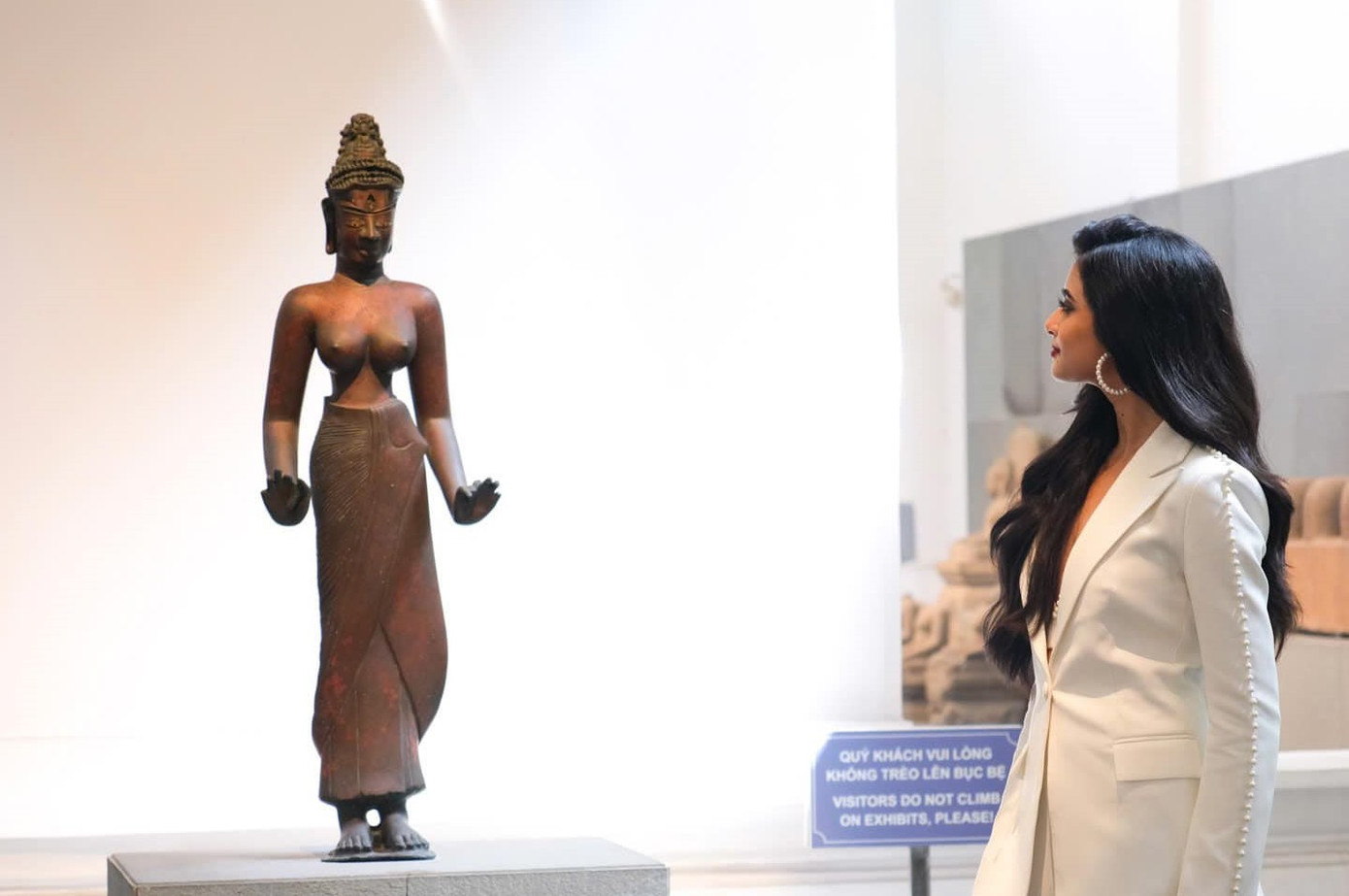 “Tôi đã đi tới một số địa điểm nổi tiếng của Đà Nẵng như cầu Rồng, ghé thăm Bảo tàng Chăm, chợ Hàn, lên Bà Nà và ấn tượng với công trình cầu vàng được xây dựng trên núi. Lần trước, tôi được xem cầu Rồng phun lửa, thật tuyệt vời nhưng lần này thì không đúng dịp nên thật sự rất tiếc”, Hoa hậu Hoàn vũ bày tỏ.