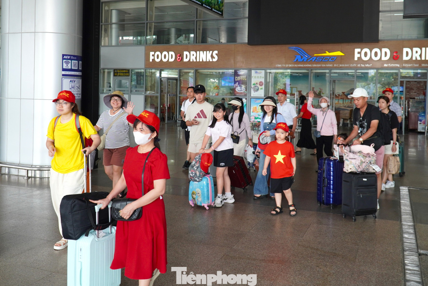 Sân bay không khi nào ngớt người. Đại diện một công ty du lịch cho hay dịp lễ này lượng khách nội địa đến Đà Nẵng rất đông, đi theo đoàn vài chục người. Đa số đều ở đến cuối kỳ nghỉ mới trở về.