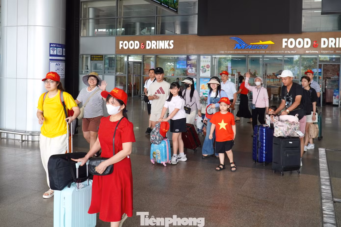 Sân bay không khi nào ngớt người. Đại diện một công ty du lịch cho hay dịp lễ này lượng khách nội địa đến Đà Nẵng rất đông, đi theo đoàn vài chục người. Đa số đều ở đến cuối kỳ nghỉ mới trở về. Sân bay không khi nào ngớt người. Đại diện một công ty du lịch cho hay dịp lễ này lượng khách nội địa đến Đà Nẵng rất đông, đi theo đoàn vài chục người. Đa số đều ở đến cuối kỳ nghỉ mới trở về.