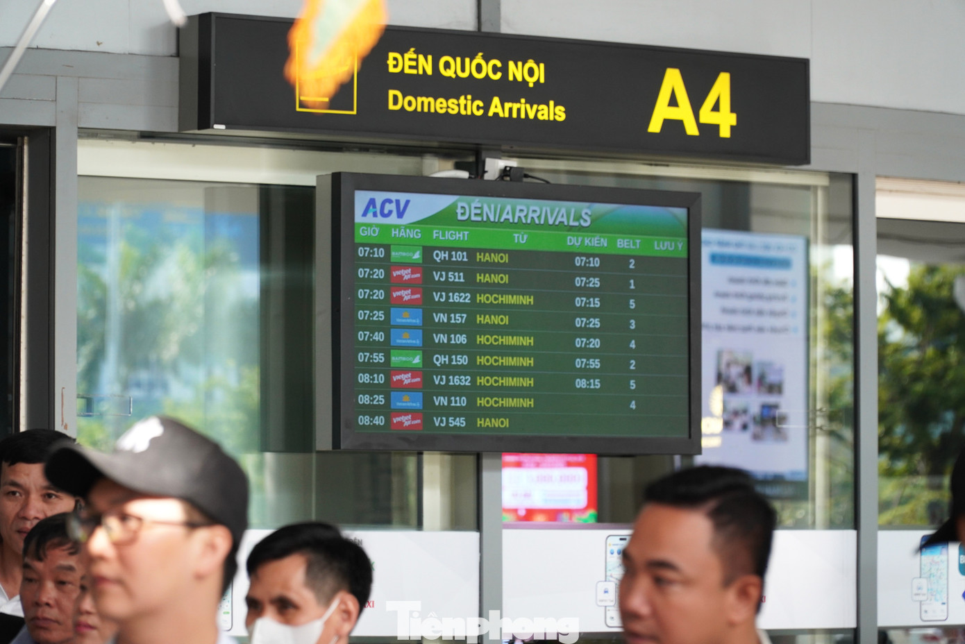 Các chuyến bay nối tiếp nhau hạ cánh xuống sân bay Đà Nẵng. Theo Cảng hàng không quốc tế Đà Nẵng, hôm nay có 134 chuyến bay hạ cánh, với gần 80 chuyến bay nội địa.