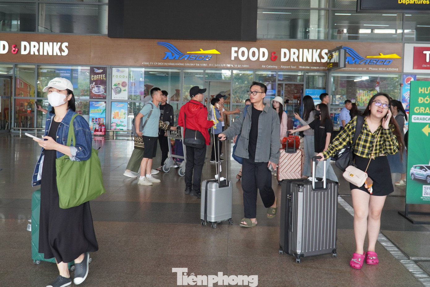 Ông Cao Trí Dũng - Chủ tịch Hiệp hội Du lịch Đà Nẵng - cho hay dự kiến lượng khách dịp lễ này sẽ tăng khoảng 20% so với cùng kỳ năm ngoái. Hiện khối khách sạn ven biển đạt công suất phòng lớn, một số cơ sở "cháy" phòng.