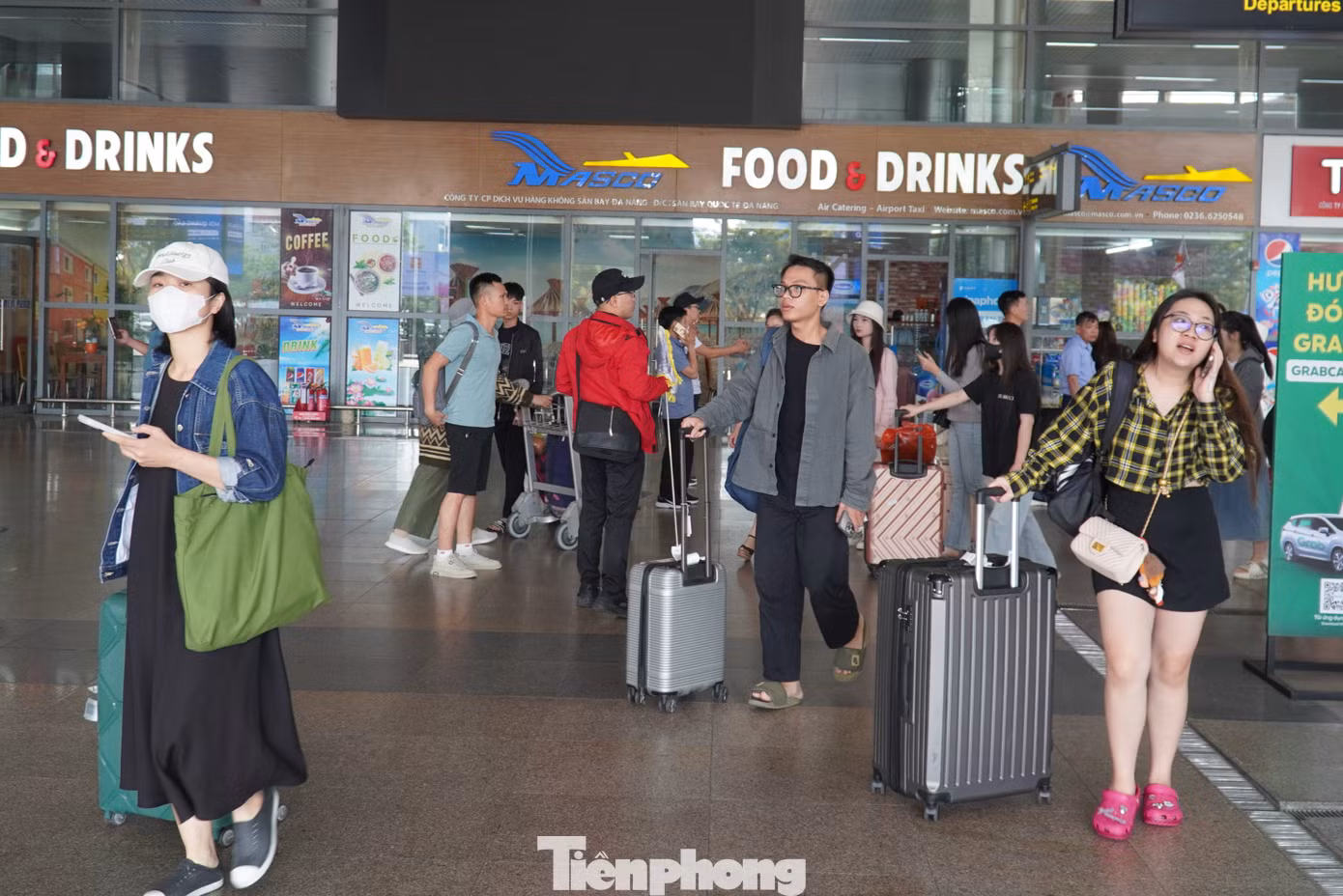 Ông Cao Trí Dũng - Chủ tịch Hiệp hội Du lịch Đà Nẵng - cho hay dự kiến lượng khách dịp lễ này sẽ tăng khoảng 20% so với cùng kỳ năm ngoái. Hiện khối khách sạn ven biển đạt công suất phòng lớn, một số cơ sở "cháy" phòng. Ông Cao Trí Dũng - Chủ tịch Hiệp hội Du lịch Đà Nẵng - cho hay dự kiến lượng khách dịp lễ này sẽ tăng khoảng 20% so với cùng kỳ năm ngoái. Hiện khối khách sạn ven biển đạt công suất phòng lớn, một số cơ sở "cháy" phòng.