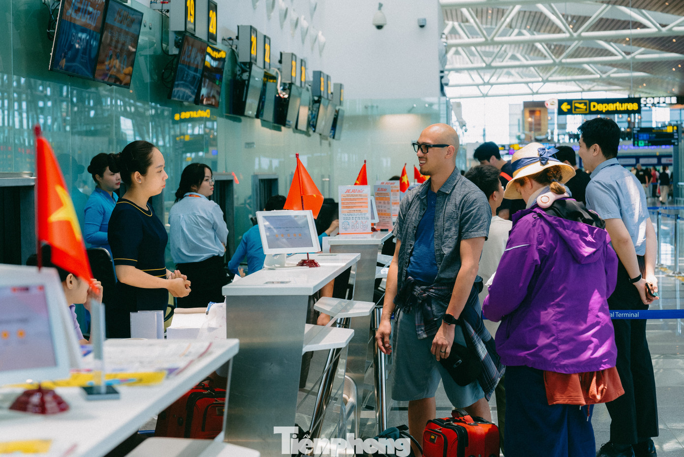 Mỗi quầy làm thủ tục đều cắm cờ Tổ quốc, hoà chung trong ngày lễ lớn của dân tộc. Đà Nẵng đã chuẩn bị nhiều sản phẩm du lịch phục vụ du khách như các hoạt động vui chơi giải trí trên biển, biểu diễn hàng đêm bên sông Hàn, chiếu phim 3D mapping tại toà nhà 42 Bạch Đằng…
