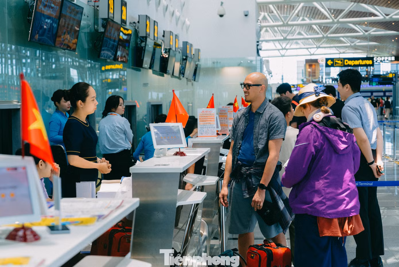 Mỗi quầy làm thủ tục đều cắm cờ Tổ quốc, hoà chung trong ngày lễ lớn của dân tộc. Đà Nẵng đã chuẩn bị nhiều sản phẩm du lịch phục vụ du khách như các hoạt động vui chơi giải trí trên biển, biểu diễn hàng đêm bên sông Hàn, chiếu phim 3D mapping tại toà nhà 42 Bạch Đằng… Mỗi quầy làm thủ tục đều cắm cờ Tổ quốc, hoà chung trong ngày lễ lớn của dân tộc. Đà Nẵng đã chuẩn bị nhiều sản phẩm du lịch phục vụ du khách như các hoạt động vui chơi giải trí trên biển, biểu diễn hàng đêm bên sông Hàn, chiếu phim 3D mapping tại toà nhà 42 Bạch Đằng…