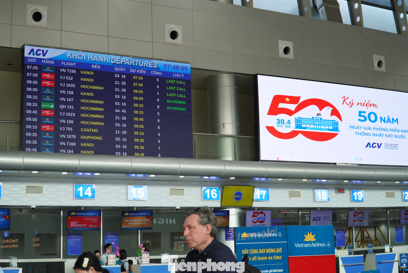 Nhu cầu đi lại dịp lễ tăng cao, các chuyến bay nối tiếp nhau qua sân bay Đà Nẵng. Nhu cầu đi lại dịp lễ tăng cao, các chuyến bay nối tiếp nhau qua sân bay Đà Nẵng.