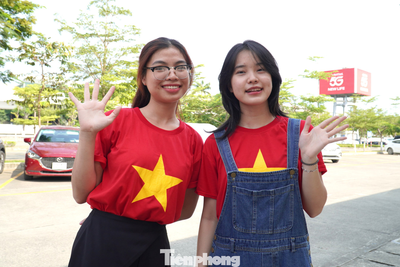 Nhiều bạn trẻ mang áo cờ Tổ quốc khi đến sân bay Đà Nẵng trong ngày hội thống nhất non sông.