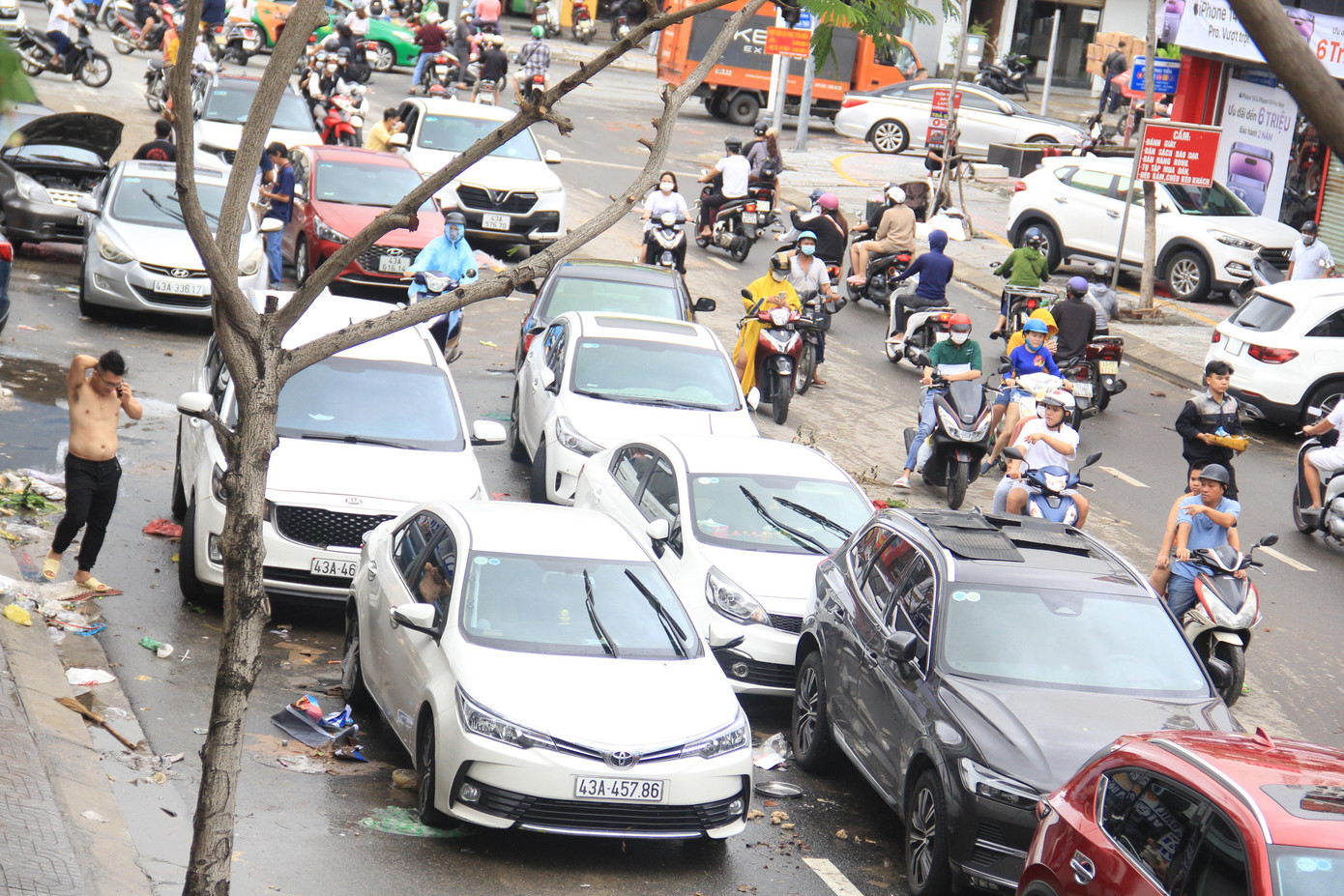 Nhiều chủ xe bất lực nhìn những chiếc xe nằm im trên đường, phần vì lo thiệt hại tài sản, phần vì lo lắng không gọi được thợ sửa xe hay cứu hộ xe.