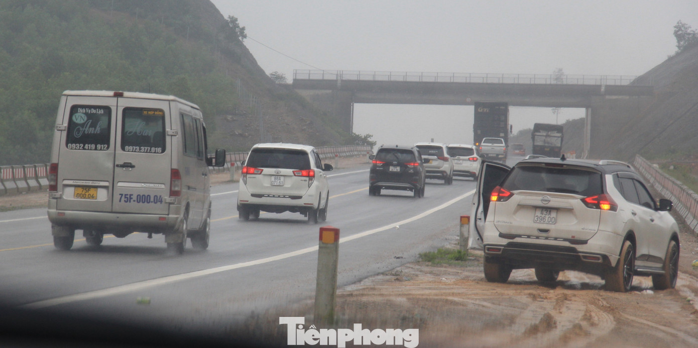 Xe cộ nối đuôi nhau. Nhiều đoạn các xe chạy như "rùa bò", nhích từng chút một vì quá đông đúc. Tuyến đường Cam Lộ - La Sơn - Túy Loan dài hơn 175km, nối liền Quảng Trị với Đà Nẵng là lựa chọn của số đông. "Đi đường quốc lộ cũng dài tương đương, còn phải dừng đèn đỏ, tránh đủ loại xe rất mất thời gian và nguy hiểm. Từ khi tuyến đường này khai thác, tôi thấy việc đi lại rất thuận tiện. Chỉ mất chưa đầy 3 tiếng đồng hồ từ Quảng Trị là đã vào tới Đà Nẵng", anh Nguyễn Hoàng Nam (38 tuổi, quận Cẩm Lệ, TP Đà Nẵng) chia sẻ.