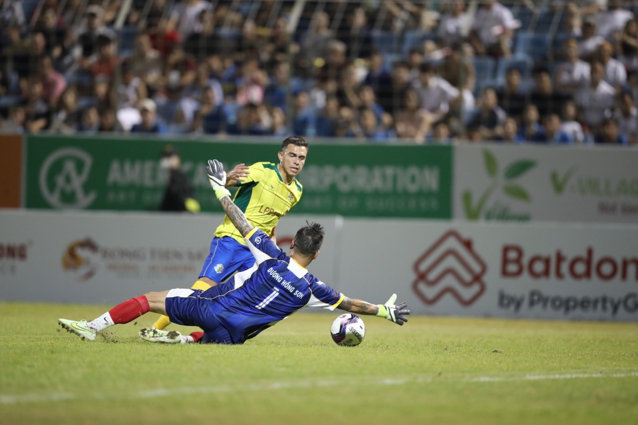 Những bàn thắng của đội Brazil được đánh giá phối hợp nhịp nhàng, chặt chẽ và có chút biểu diễn khiến khán giả trầm trồ. Nhiều đường đi bóng khó lường, cuốn hút. (Ảnh: Phi Hải).