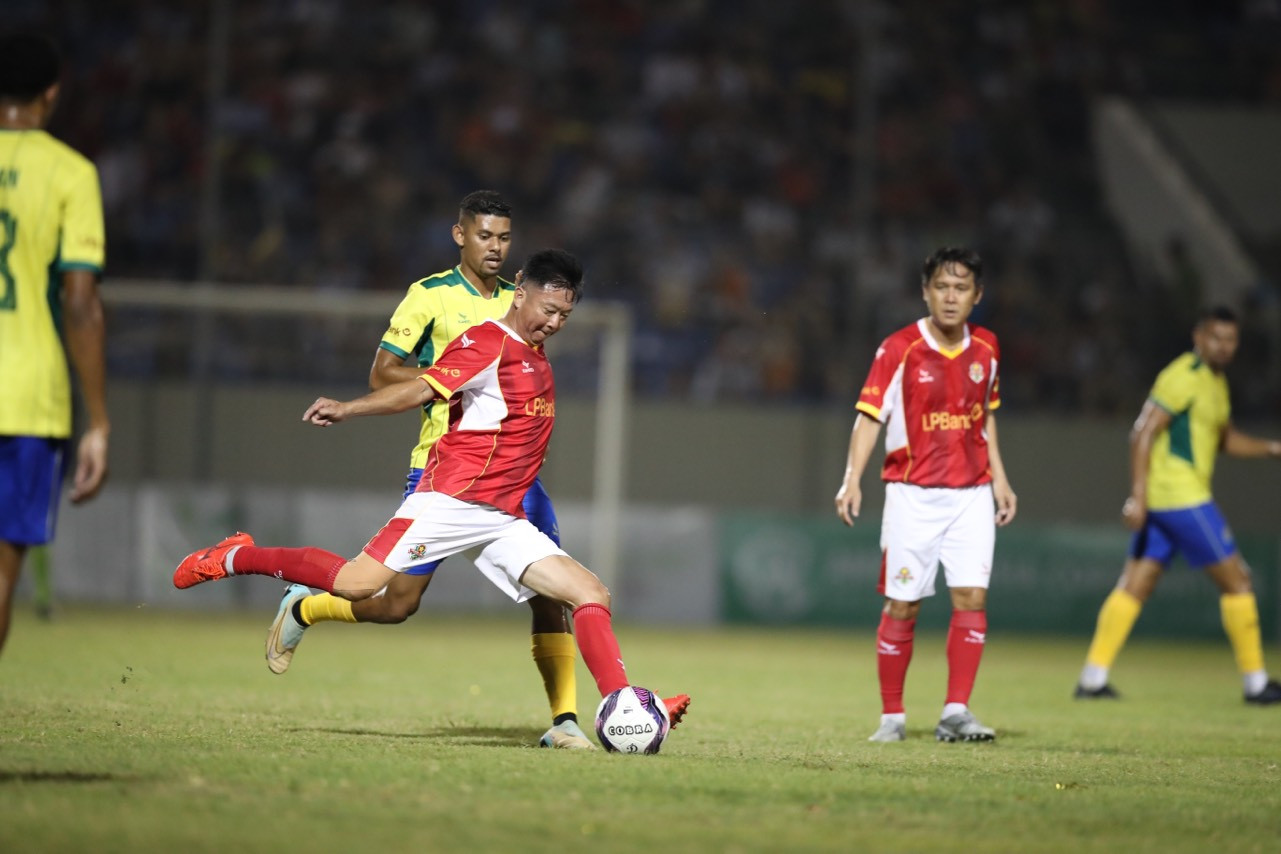 Huỳnh Đức là người ghi bàn duy nhất cho đội Việt Nam trong trận đấu. Đội Việt Nam trong hiệp 1 với sự xuất hiện của Công Vinh, Hồng Sơn, Huỳnh Đức, Tiến Linh, Công Minh, Phước Vĩnh....(Ảnh: Phi Hải).