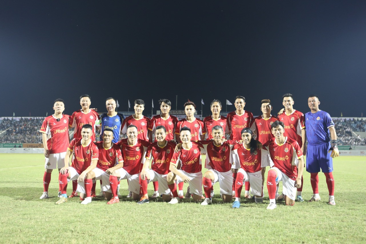 Đội chủ nhà với các ngôi sao bóng đá như Hồng Sơn, Huỳnh Đức, Công Vinh, Quế Ngọc Hải, Tiến Linh...(Ảnh: Phi Hải).