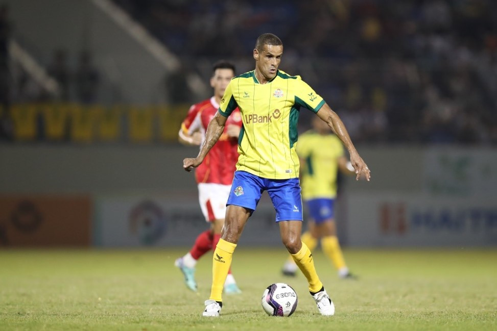 Rivaldo là người kiến tạo cho nhiều bàn thắng đẹp với những đường chuyền chính xác, nhanh nhẹn. Đến giữa hiệp 2, HLV Dunga vào sân, thay thế cho Rivaldo. (Ảnh: Phi Hải).