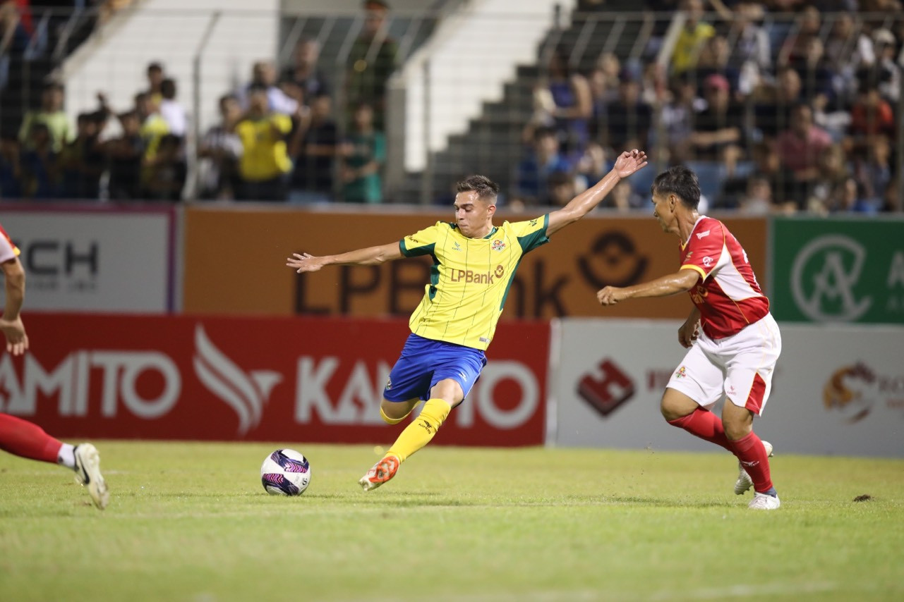 Brazil vào trận với những đường chuyền dứt khoát, phối hợp tấn công mạnh mẽ và mở màn tỷ số cho trận đấu. Các cầu thủ chiêu đãi khán giả Đà Nẵng bằng lối rê bóng nghệ thuật, lắt léo nhưng cũng đầy tốc độ. (Ảnh: Phi Hải).