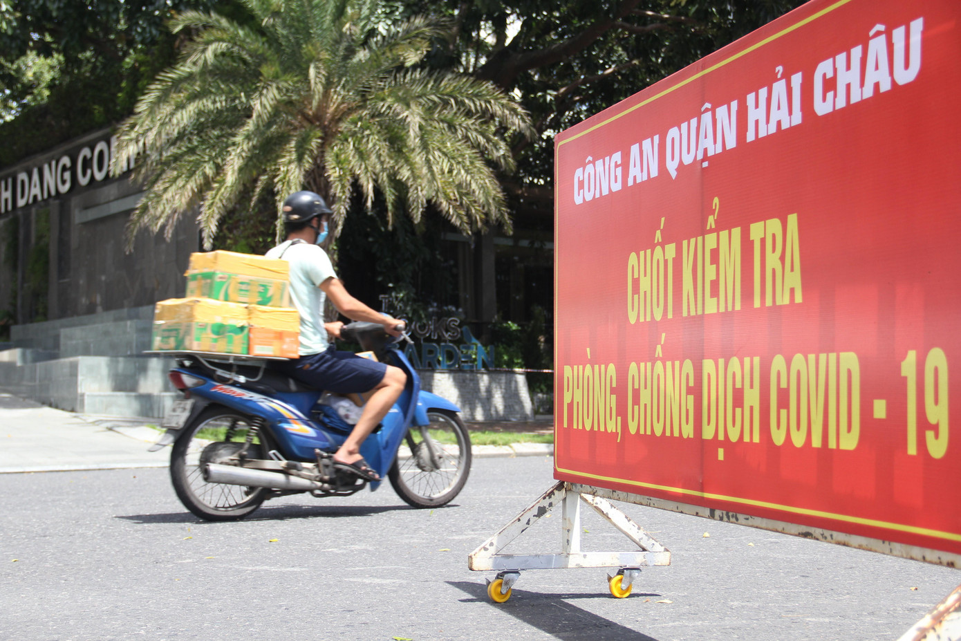 Tại chốt kiểm tra trên đường Bạch Đằng, lực lượng chức năng cho hay từ khi thành phố yêu cầu người dân chỉ ra khỏi nhà khi có việc cần thiết, số lượng người dân xuống đường rất ít. Chủ yếu đầu giờ đi làm buổi sáng và lúc tan ca buổi chiều.