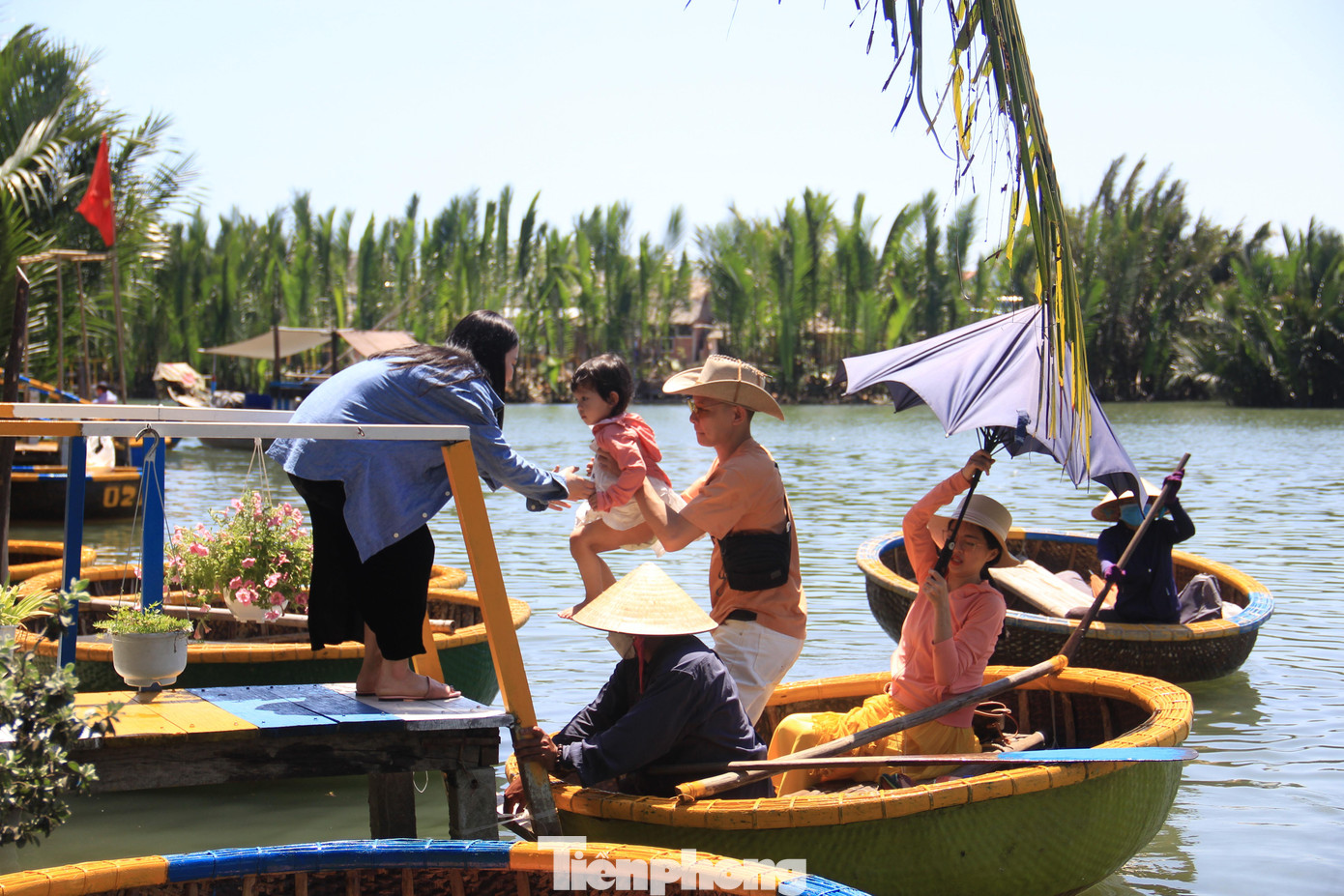 Tới thời điểm này đã có nhiều đoàn khách quốc tế đăng ký tới Hội An. Đặc biệt, từ tháng 4 trở đi, mỗi tuần sân bay Đà Nẵng sẽ đón hàng chục chuyến bay chở du khách từ Hàn Quốc. Đây là tín hiệu vui cho ngành du lịch cả Đà Nẵng và Quảng Nam. Tới thời điểm này đã có nhiều đoàn khách quốc tế đăng ký tới Hội An. Đặc biệt, từ tháng 4 trở đi, mỗi tuần sân bay Đà Nẵng sẽ đón hàng chục chuyến bay chở du khách từ Hàn Quốc. Đây là tín hiệu vui cho ngành du lịch cả Đà Nẵng và Quảng Nam.