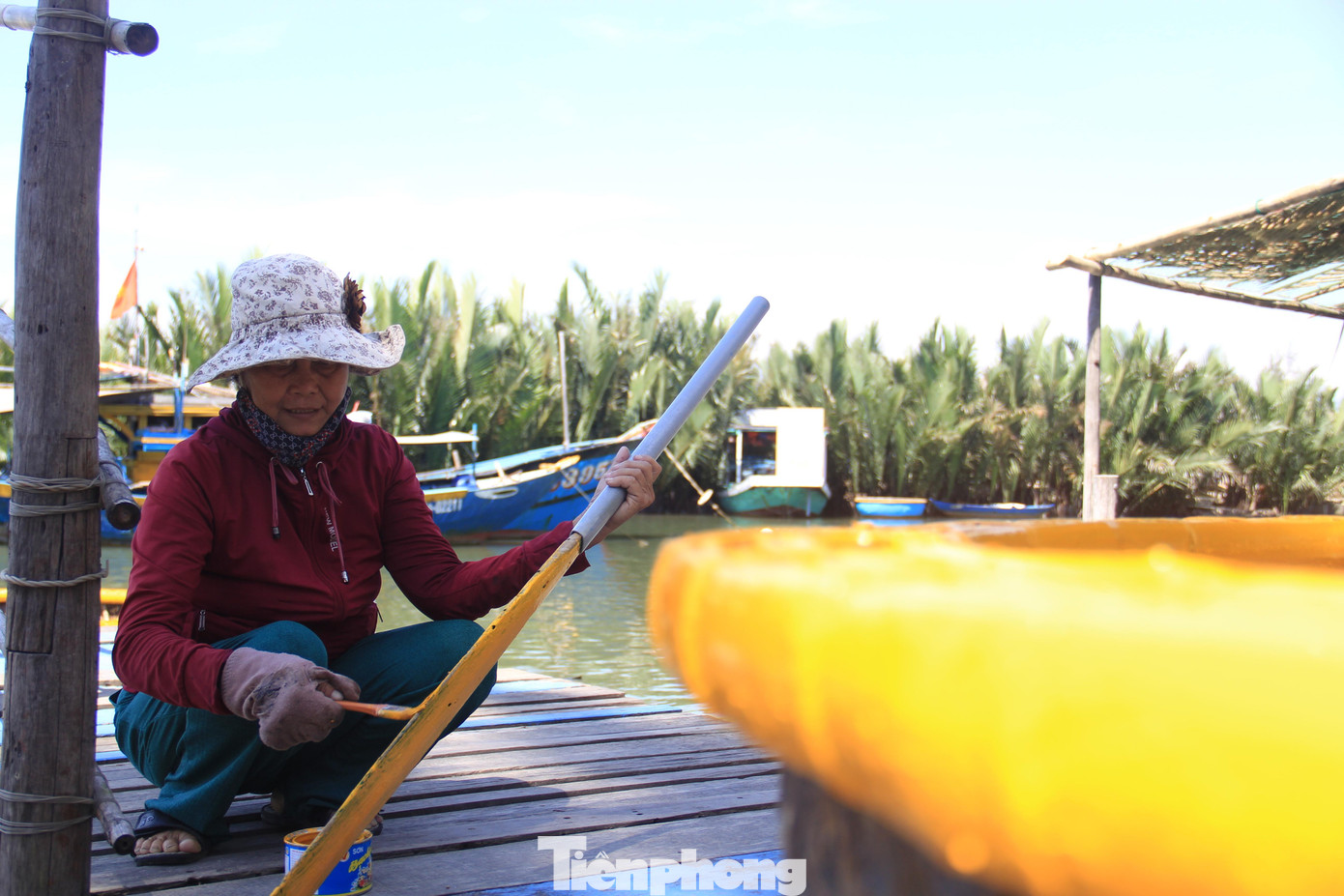 Bà Nguyễn Thị Quá (thôn Vạn Lăng) được thuê chèo thúng mỗi tháng 4 triệu đồng. Những ngày nhiều khách thì có thêm thu nhập, có khi còn được khách cho tiền uống nước. Bà Nguyễn Thị Quá (thôn Vạn Lăng) được thuê chèo thúng mỗi tháng 4 triệu đồng. Những ngày nhiều khách thì có thêm thu nhập, có khi còn được khách cho tiền uống nước.