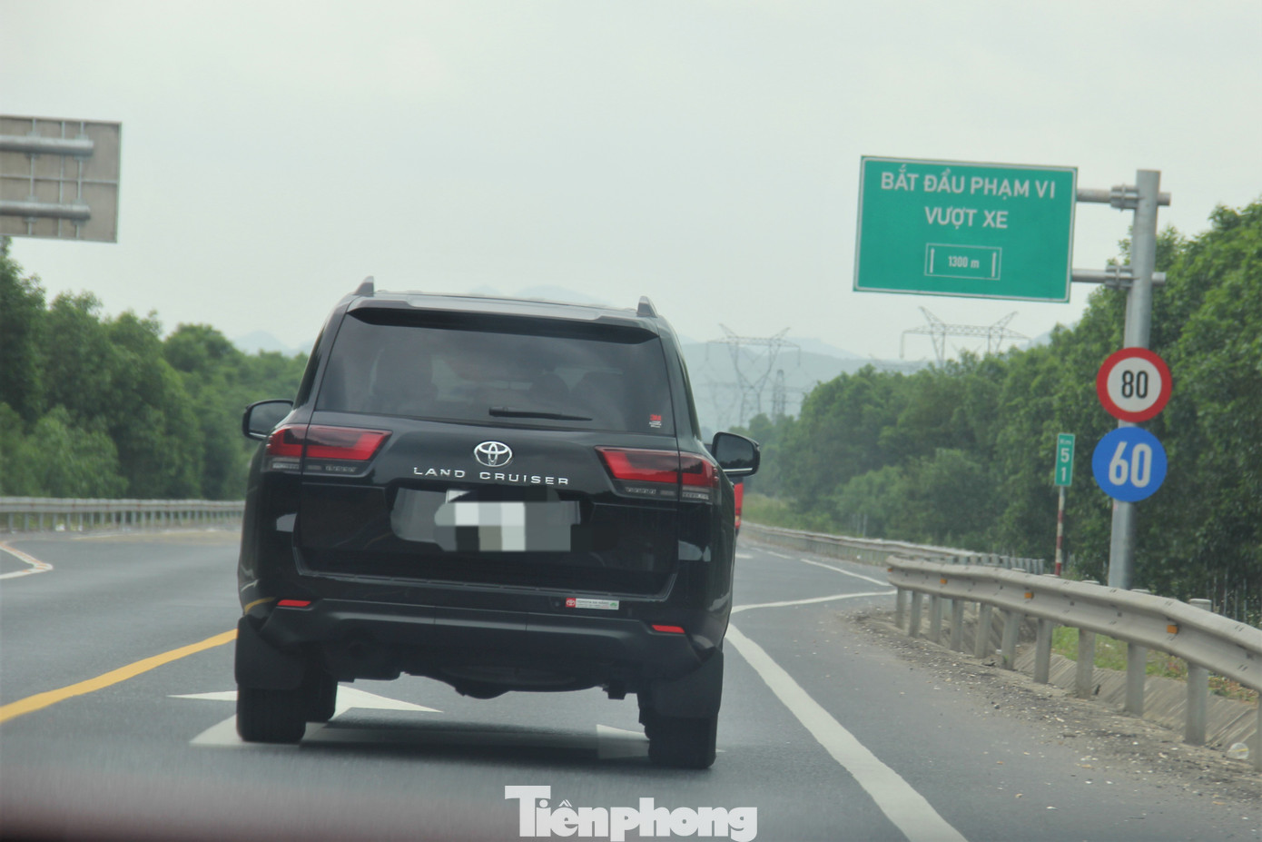 "Bắt đầu phạm vi vượt xe". Anh Nguyễn Phúc Hạnh (35 tuổi, Đà Nẵng), tài xế lái xe dịch vụ cho hay để an toàn, anh luôn chú ý tới hệ thống biển trên cao tốc. "Trong trường hợp ở đoạn đường cho phép vượt nhưng phương tiện quá đông thì mình chấp nhận không vượt. Đi chậm cũng được, miễn phải an toàn", anh chia sẻ.